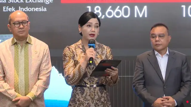 Ketua Dewan Komisioner Otoritas Jasa Keuangan (OJK) Friderica Widyasari Dewi dalam Konferensi Pers di Gedung BEI, Selasa (19/5/2026). (Foto: Liputan6.com/Tira Santia)