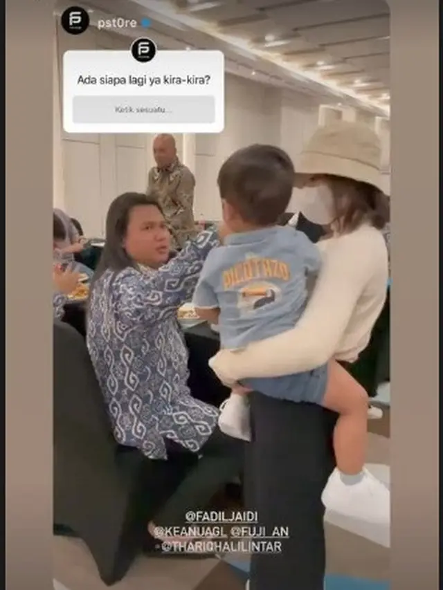 Fuji berangkat umrah (Foto: Instagram/@pst0re)