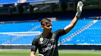 Kiper baru Real Madrid, Andriy Lunin menyapa penonton saat presentasi di Stadion Santiago Bernabeu, Madrid, Spanyol, Senin (23/7). Selain Andriy Lunin, Los Blancos juga memboyong Vinicius Junior dan Alvaro Odriozola. (JAVIER SORIANO/AFP)