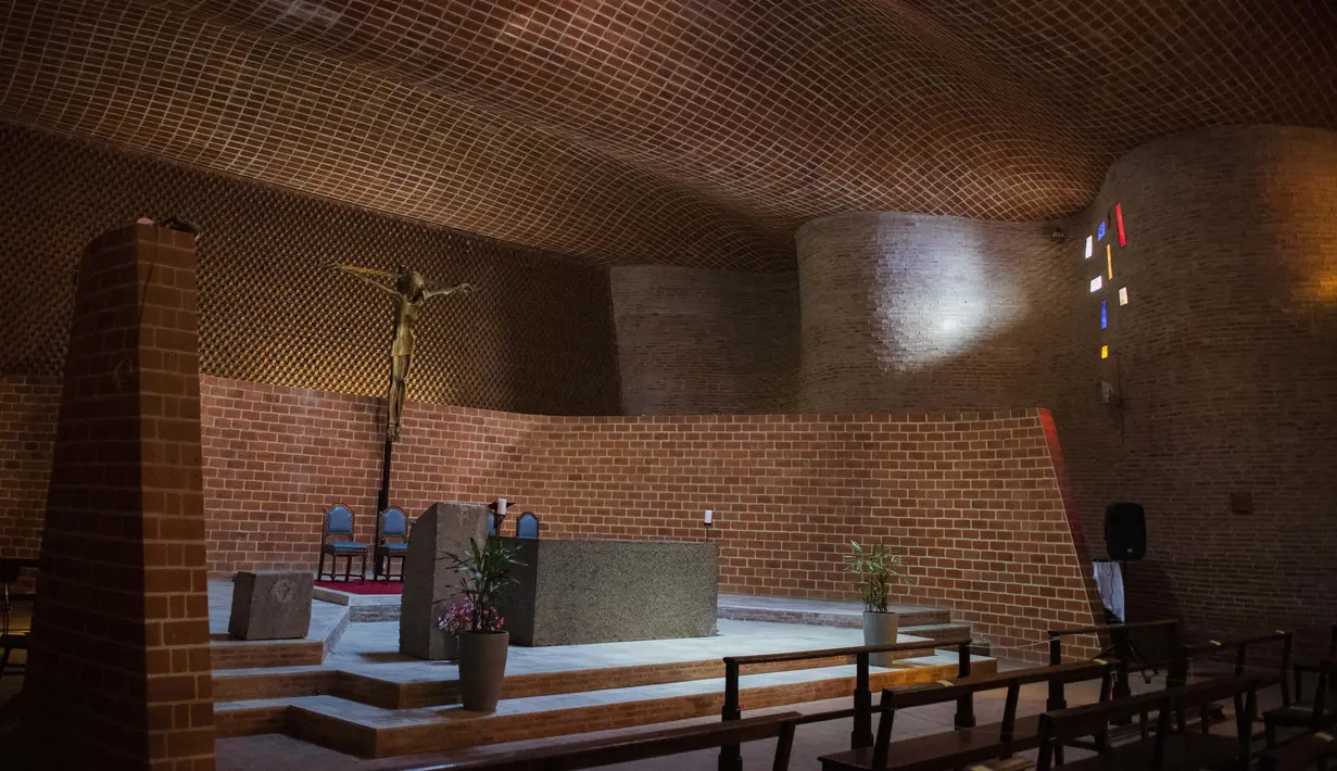 Pemandangan altar Gereja Kristus Sang Pekerja dan Bunda Maria dari Lourdes di Estacion Atlantida, Uruguay, 26 Juli 2021. UNESCO mempertimbangkan gereja yang didirikan insinyur Uruguay Eladio Dieste pada tahun 1958 tersebut sebagai Warisan Kemanusiaan untuk Budaya. (AP Photo/Matilde Campodonico)