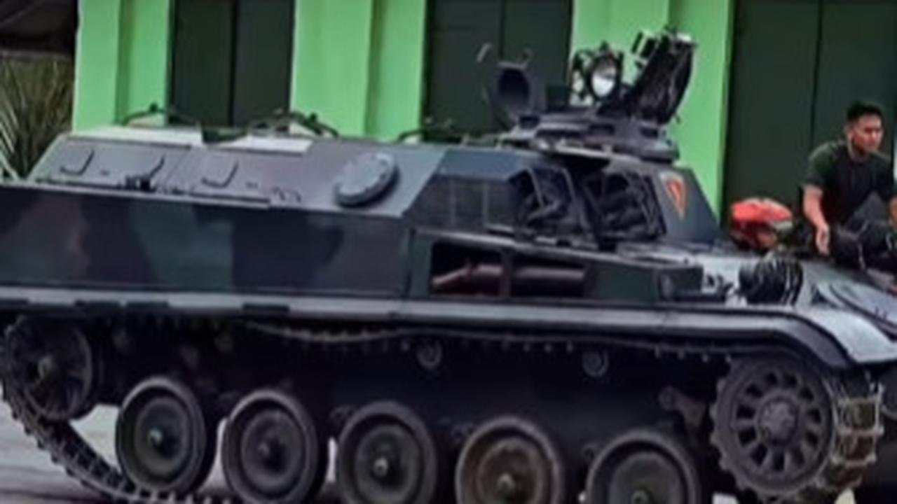 Momen Tegas Anggota TNI Berlatih Kendarai Tank di Markas, Seru Banget saat Digas Kencang hingga Drifting saat Belok