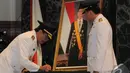 Djarot Saiful Hidayat menandatangani surat pelantikan Wakil Gubernur DKI Jakarta, Jakarta, Rabu (17/12/2014). (Liputan6.com/Herman Zakharia)