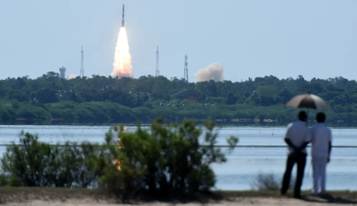 Warga menyaksikan peluncuran PSLV-C34 milik ISRO yang mengangkut 20 satelit di Sriharikota, area pesisir timur India, Rabu (22/6). Roket buatan India itu sudah 34 kali meluncurkan satelit. (Arun Sankar/AFP)