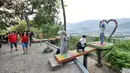 Wisatawan mengambil gambar di Punthuk Setumbu, Magelang, Jawa Tengah, Jumat (19/10). Punthuk Setumbu terletak di gugusan Pegunungan Menoreh. (Liputan6.com/Herman Zakharia)