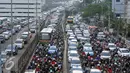Kondisi kepadatan lalu lintas di Jalan Gatot Subroto, Jakarta, Jumat (1/7/2016). Seiring berakhirnya jam kerja, sejumlah pemudik terlihat mulai meninggalkan kota Jakarta menuju kampung halaman. (Liputan6.com/Helmi Fithriansyah)