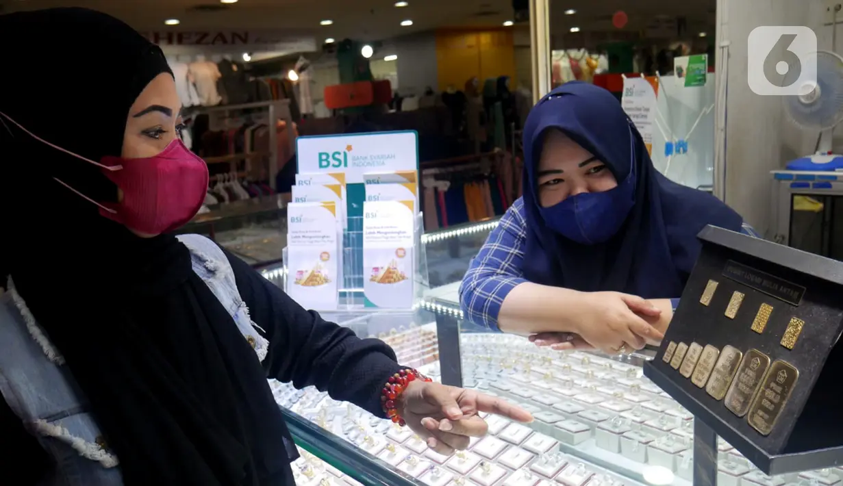 Pegawai BSI Cabang Mayestik memberikan penjelasan fitur gadai dan cicil emas di salah satu kios saat Grebek Pasar BSI di Pasar Mayestik, Jakarta (16/12/2021). Grebek pasar ini dalam rangka memperluas informasi dan awareness dan menjaring calon nasabah baru di 23 titik pasar. (Liputan6.com/HO/Rizky)