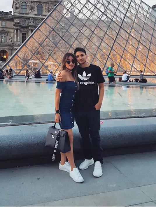 Bambang Aditya Trihatmanto atau dikenal dengan Adi merupakan putra bungsu dari Bambang Trihatmojo dan Halimah Agustina. Sedangkan sang kekasih, Kezia Toemion merupakan anak mantan Kepala BKPM, Theo F Toemion. (Instagram/keziatoemion)