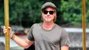 Aktor Brad Pitt berpose saat tiba di Pantai Lido untuk menghadiri Venice Film Festival 2019, Venesia, Italia, Rabu (28/8/2019). Brad Pitt tampak santai dengan mengenakan celana jeans hitam, kaus oblong, kaca mata hitam, dan topi newsboy cap. (Ettore Ferrari/ANSA via AP)