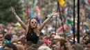 Penonton wanita saat menyaksikan aksi panggung Royal Blood di Festival Musik Glastonbury di Worthy Farm, di Somerset, Inggris, (22/6). Festival Glastonbury merupakan festival musik paling populer di dunia. (AFP Photo/Oli Scarff)