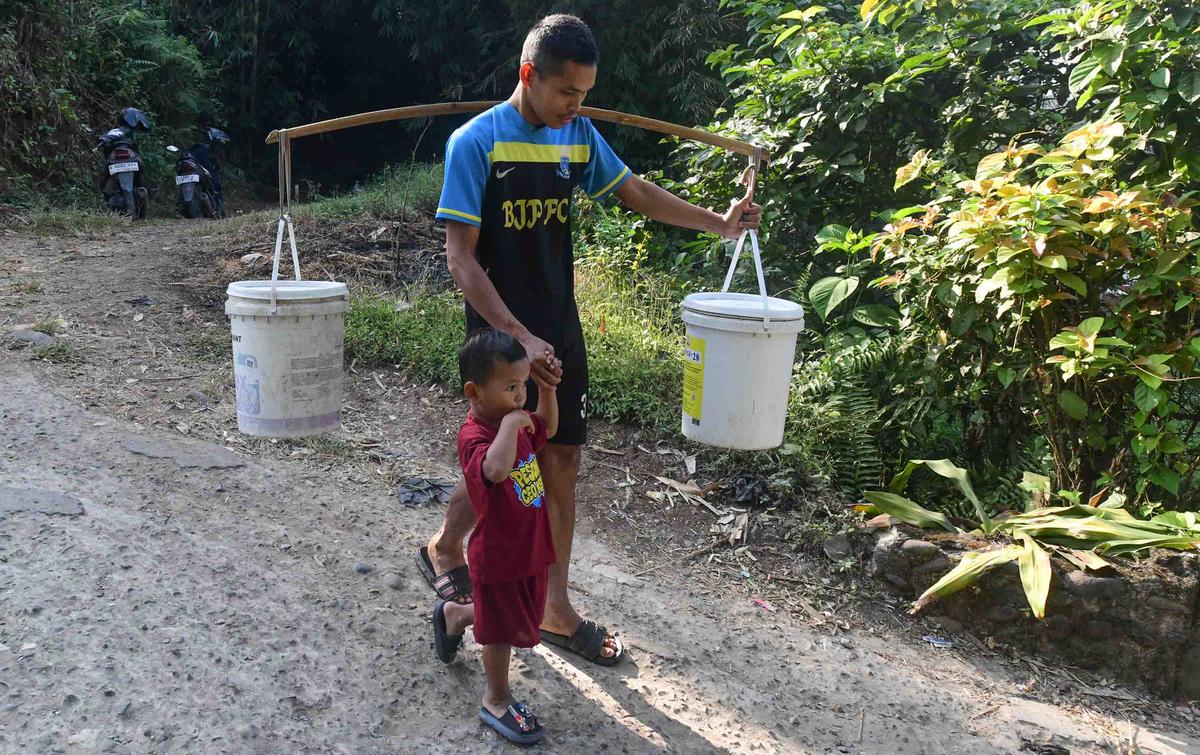 Kemarau Panjang Picu Krisis Air Bersih di Desa Cidokom