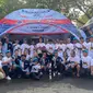 Pereli asal Kalimantan Selatan, Rihan Variza yang ditemani navigator Anthony Sarwono berhasil menjadi juara kejurnas Sprint Rally 2023. Momen Rihan merayakannya dengan tim HRVRT (istimewa)