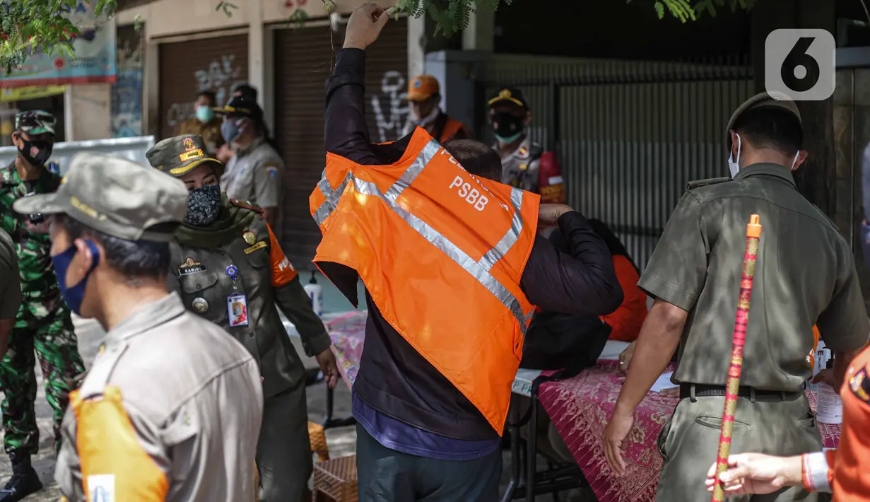 Petugas saat razia masker di kawasan Karang Tengah Lebak Bulus, Jakarta, Selasa (24/11/2020). Denda tersebut terkumpul sejak penerapan Peraturan Gubernur Nomor 51 tahun 2020 pada Juni 2020 lalu. (Liputan6.com/Faizal Fanani)