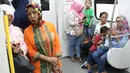 Warga saat mencoba LRT di kawasan Rawamangun, Jakarta, Rabu (12/9). Perjalanan LRT ditempuh dengan kecepatan 40 Km/jam. (Liputan6/Immanuel Antonius)