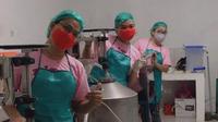 Kelompok Tani Perempuan di Minahasa Selatan mengolah kelapa menjadi beberapa produk turunan seperti VCO dan sabun.