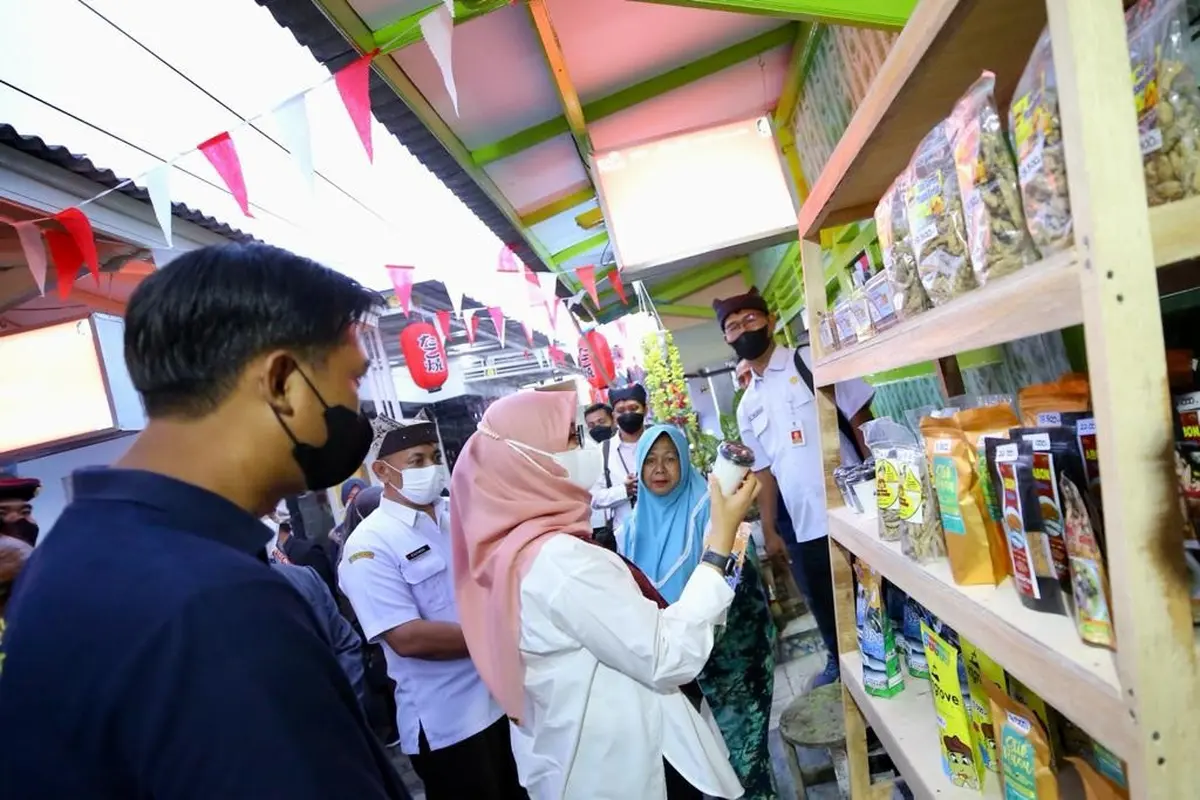 Bupati Banyuwangi Ipuk Fiestiandani (baju putih) tinjau pusat oleh- oleh khas Banuwangi di Kampung Mandar (Istimewa)