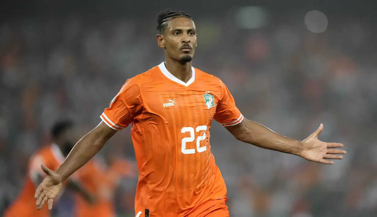 Pemain Pantai Gading, Sebastien Haller, melakukan selebrasi setelah mencetak gol ke gawang Kongo pada laga semifinal Piala Afrika di Alassane Ouattara Olympic Stadium, Kamis (7/2/2024). Gol atu-satunya di laga tersebut dicetak oleh Sebastien Haller. (AP Photo/Sunday Alamba)