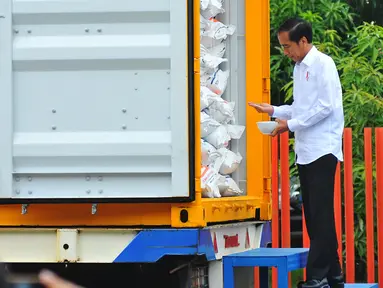 Presiden Joko Widodo (Jokowi) melakukan pengecekan saat melepas bantuan hibah 5.000 metrik ton (mt) beras kepada Pemerintah Sri Lanka di gudang Bulog, Jakarta, Selasa (14/2). Bantuan beras untuk korban kelaparan di Sri Lanka. (Liputan6.com/Angga Yuniar)