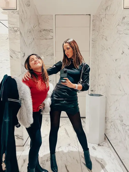Fur jacket jadi statement kece pada gaya kasual Mikhayla dengan turtleneck top dan long pants. [@ramadhaniabakrie]