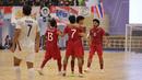 Selebrasi pemian Timnas Futsal Putra Indonesia usai mencetak gol ke gawang Thailand dengan skor 6-1, di Nontabhuri Stadium, Jumat (19/12/2025). (Dok. Federasi Futsal Indonesia)