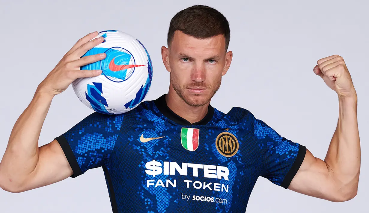 Edin Dzeko. Striker Bosnia Herzegovina berusia 35 tahun yang baru hijrah dari AS Roma ke Inter Milan ini telah mencetak 364 gol baik untuk klub maupun timnas. Bersama Timnas Bosnia, 59 gol dicetaknya dalam 114 laga. Di level klub, ia mencetak 305 gol dalam 700 laga. (Foto: inter.it)
