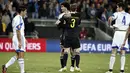 Gelandang Belgia, Marouane Fellaini (kedua  kiri) merayakan selebrasi usai mencetak gol ke gawang Israel pada kualifikasi Piala Eropa 2016 di Teddi Malcha Stadium, Jerusalem,Rabu (1/4/2015). Belgia menang 1-0 melawan Israel. (AFP PHOTO/Thomas Coex)