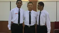 Tiga calon anggota Paskibraka Nasional 2019 dari Lampung (Bagas), Maluku (Murex), dan Meno (Papua Barat) terlihat kompak mengenakan seragam bernuansa hitam putih dengan tambahan dasi panjang saat materi malam (Liputan6.com/Aditya Eka Prawira)
