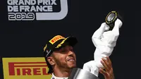 Pembalap Mercedes Lewis Hamilton merayakan gelar GP Prancis pada F1 2019, Minggu (23/6/2019). (AFP/Boris Horvart)