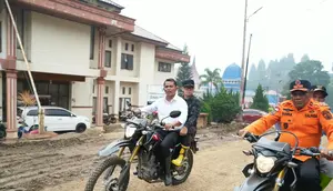 Tinjau Lokasi Bencana, Wamendagri Bima Pastikan Dukungan Tanggap Darurat Banjir Bandang Solok