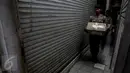 Polisi mengangkut barang bukti VCD dan DVD bajakan ketika razia di Plaza Glodok, Jakarta, Rabu (24/6). Razia dilakukan karena pabrik sekaligus tempat penjualan DVD terbesar di Jakarta itu masih beroperasi selama Ramadan. (Liputan6.com/Faizal Fanani)