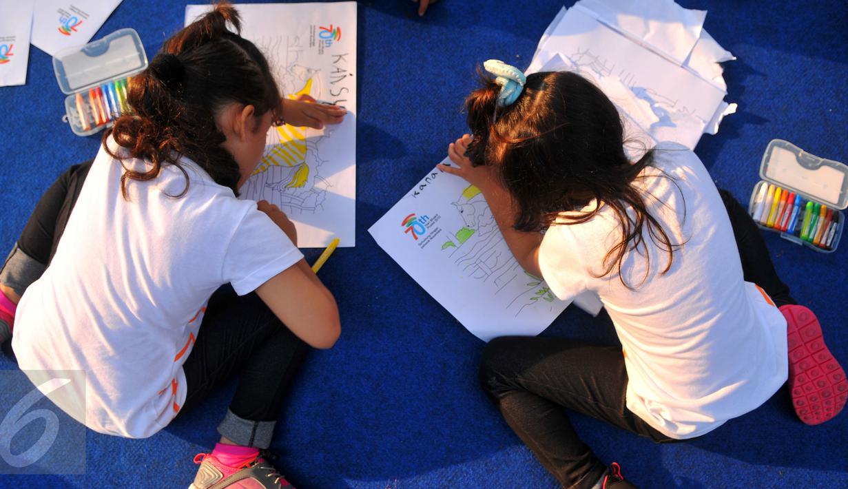 Sejumlah anak mengikuti lomba menggambar saat memperingati ke-70 Hari Bakti Postel, Jakarta, Minggu (8/11/2015). Acara ini digelar Kemkominfo untuk mengenang jasa para pahlawan telekomunikasi Indonesia. (Liputan6.com/Faisal R Syam) 