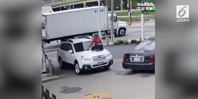 VIDEO: Aksi Berani Wanita Adang Pencuri Mobilnya