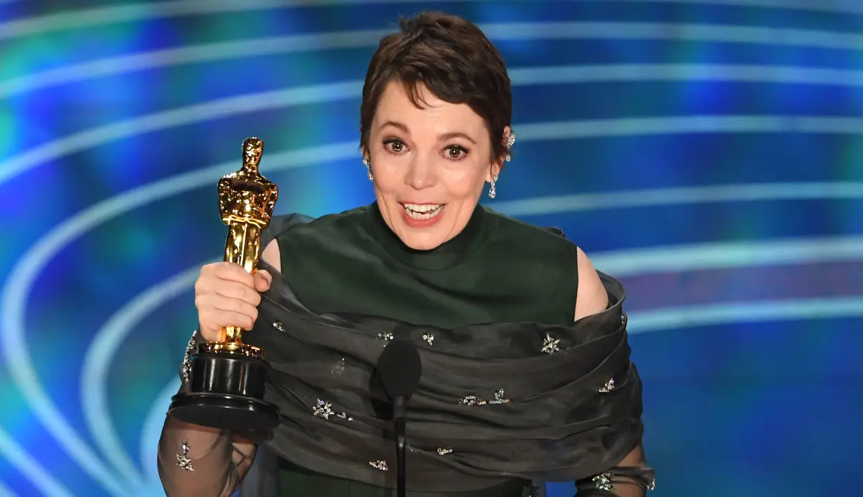 Olivia Colman memberikan pidato kemenangan di atas panggung perhelatan Oscar 2019 di Dolby Theatre, Los Angeles, Minggu (24/2). Olivia Colman meraih piala Oscar 2019 sebagai Aktris Pemeran Utama Terbaik di film The Favourite. (VALERIE MACON / AFP)