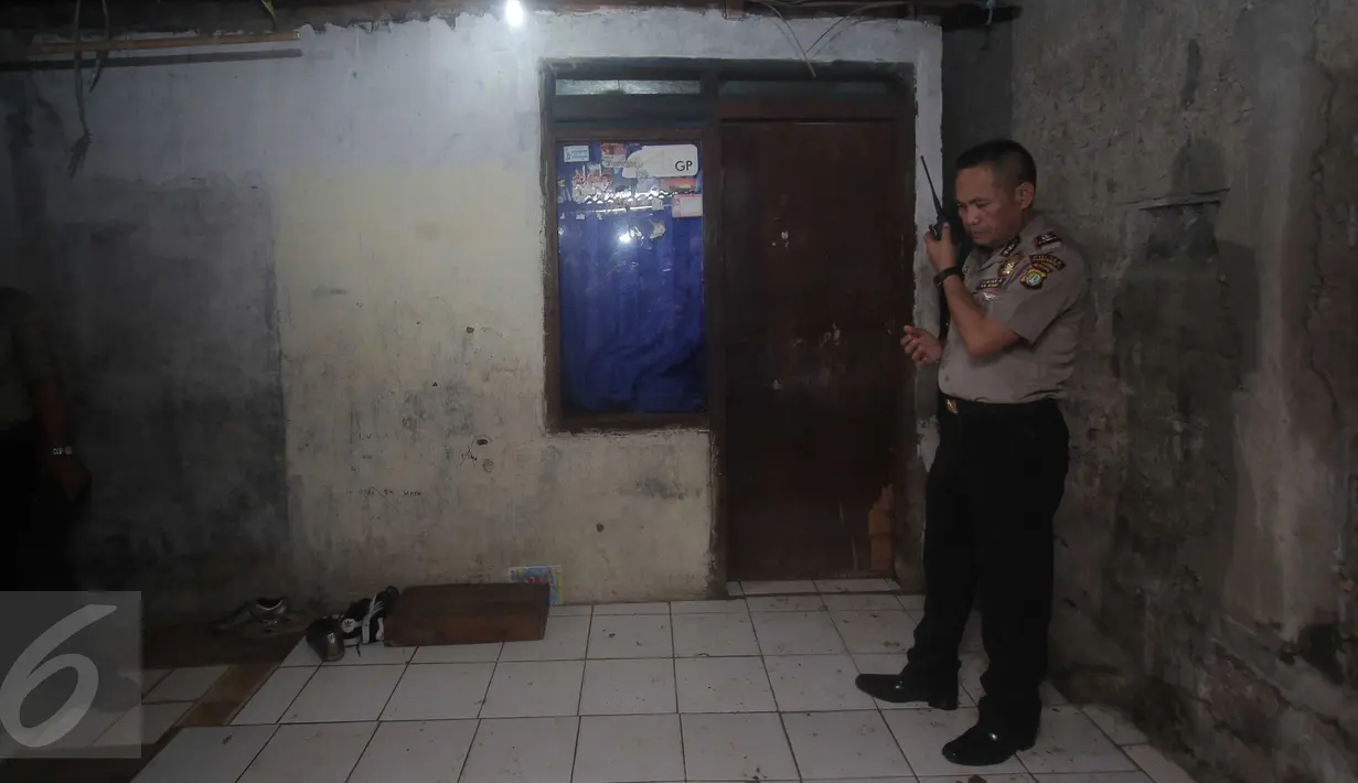 Polisi menggeledah rumah MA, terduga teroris Thamrin di Kampung Sanggrahan RT 02 RW 03, Kembangan, Jakbar, Jumat (15/1/2016). Polisi juga menggeledah rumah DI pelaku bom bunuh diri yang tidak jauh dari lokasi tempat tinggal MA. (Liputan6.com/Angga Yuniar)
