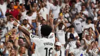 Pemain Real Madrid, Endrick, melakukan selebrasi di depan para suproter setelah mencetak gol ke gawang Valladolid pada laga lanjutan Liga Spanyol 2024/2025 di Santiago Bernabeu, Madrid, Spanyol, Senin (26/08/2024) WIB. (AP Photo/Manu Fernandez)