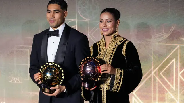 Achraf Hakimi berpose dengan Ghizlane Chebbak (pemenang Pemain Terbaik Wanita Afrika 2025) usai memenangkan penghargaan Pemain Terbaik Pria Afrika 2025 di Sale, Maroko, Rabu (19/11/2025). (AP Photo/Mosa'ab Elshamy)