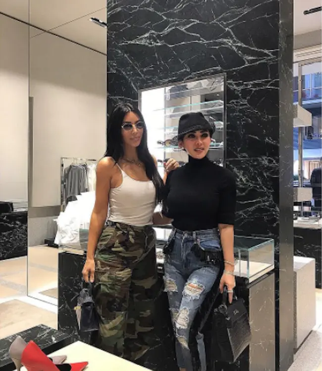Perbedaan gaya Syahrini dan Kim Kadarshian ketika bertemu di Jepang. (sumber foto: @princessyahrini/instagram)