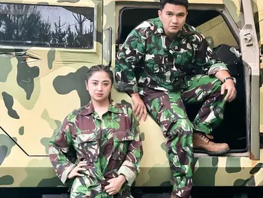 Usai bercerai dengan Angga Wijaya beberapa bulan lalu, Dewi Perssik tetap menjalani kehidupannya dengan normal. Ia bahkan kembali jalin kedekatan dengan Aldi Taher, mantan suaminya. (instagram.com/dewiperssik9)