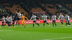 Sejumlah pemain Juventus merayakan kemenangan bersama tifosi usai pertandingan melawan AC Milan pada lanjutan Liga Serie A Italia di stadion San Siro, Milan (11/11). Juventus menang 2-0 atas AC Milan. (AP Photo / Luca Bruno)