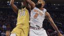 Pemain Los Angeles Lakers, Julius Randle (kiri) berusaha melewati adangan pemain New York Knicks, Kyle O'Quinn pada lanjutan NBA basketball game di Madison Square Garden, New York, (12/12/2017). knicks menang 113-109. (AP/Andres Kudacki)