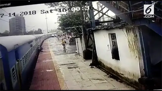 Seorang pria di Mumbai, India nekat menaiki kereta yang sudah berjalan. Akibatnya, pria tersebut tergantung dan terseret pintu kereta karena hilangnya keseimbangan.