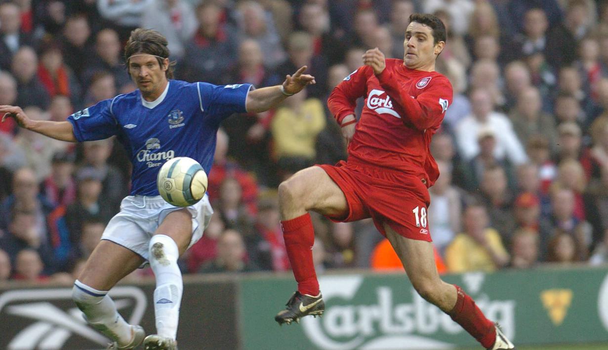 Antonio Nunez. Eks sayap kanan Spanyol berusia 43 tahun yang telah pensiun pada Juli 2018 bersama Recreativo Huelva ini tercatat pernah semusim berseragam Liverpool pada 2004/2005. Ia langsung mengenakan jersey bernomor punggung 18 warisan dari John Arne Riise. Bersama Liverpool ia total bermain dalam 27 laga di semua ajang dengan torehan 1 gol dan 1 assist. (AFP/Paul Barker)