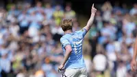 Pemain Manchester City, Kevin De Bruyne melakukan selebrasi setelah mencetak gol ke gawang Leicester dalam laga lanjutan Liga Inggris 2024/2025 di Etihad Stadium, Manchester, Inggris, Sabtu (12/04/2025) waktu setempat. (AP Photo/Dave Thompson)