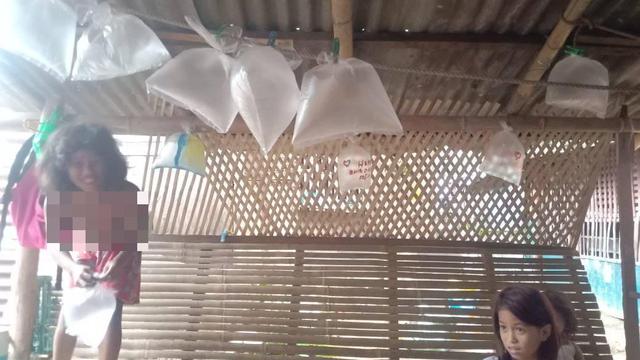 Tak Mampu Beli Balon, Bocah Ini Pakai Plastik untuk Rayakan Ulang Tahun Ayah