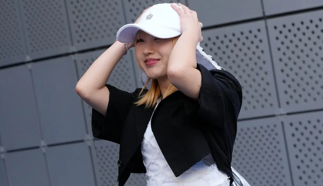 Penyanyi K-Pop Korea Selatan, Adora berpose saat Seoul Fashion Week di Dongdaemun Design Plaza di Seoul, Korea Selatan, Selasa, 5 September 2023. (AP Photo/Ahn Young-joon)