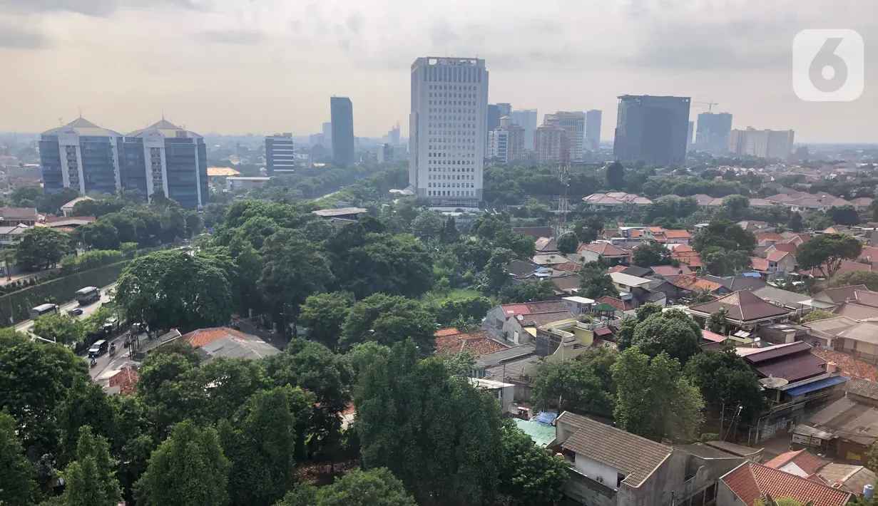 Lansekap permukiman dan gedung bertingkat terlihat di Pasar Minggu, Jakarta, Minggu (25/10/2020). Menurut data terbaru Kementerian PUPR sampai medio 2019 lalu, baru 13 dari 174 kota di Indonesia yang memahami pentingnya RTH bagi pembangunan dan pengembangan wilayah. (Liputan6.com/Immanuel Antonius)