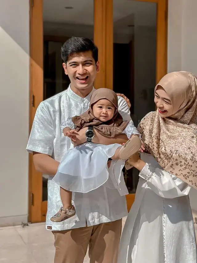 Outfit Gamis Lebaran ala Moana Putri Ria Ricis dan Tengku Ryan (credit: instagram/riaricis1795).