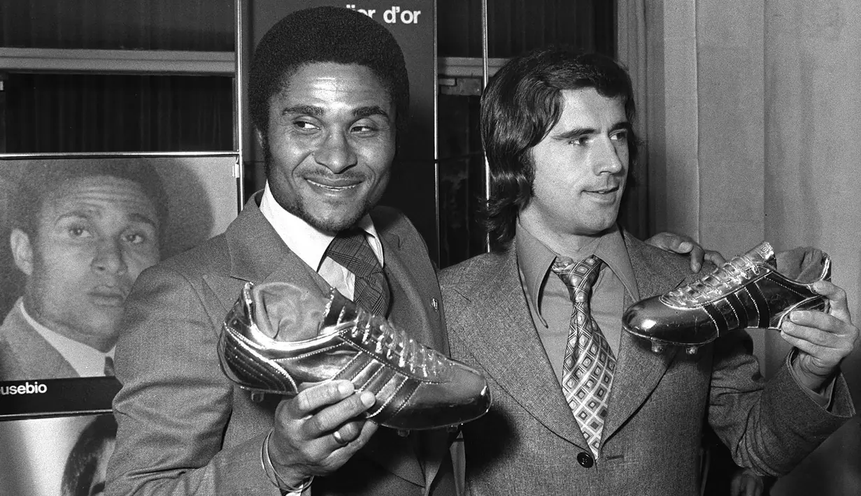 Eusebio. Eks striker Timnas Portugal yang wafat pada 5 Januari 2014 dalam usia 71 tahun ini total mencetak 9 gol saat menjadi top skor pada Piala Dunia 1966 di Inggris. Portugal pun dibawanya finis di peringkat ketiga setelah menang 2-1 atas Uni Soviet di laga perebutan tempat ketiga, di mana satu gol sukses dicetaknya. Dari 6 laga, ia hanya absen mencetak gol di laga pembuka fase grup saat menang 3-1 atas Hongaria. Ketajamannya dibuktikan di laga perempatfinal dengan mencetak 4 gol ke gawang Korea Utara yang berkesudahan 5-3. (AFP/Staff)
