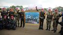 Menteri Pertahanan Jenderal TNI Purnawirawan Ryamizard Ryacudu (berdiri - ketiga dari kiri) mendapat cenderamata usai penyematan brevet dan baret kehormatan di Lapangan Apel Kesatrian Marinir, Cilandak, Jakarta (9/12). (Liputan6.com/Helmi Fithriansyah)