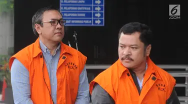 Bupati Pakpak Bharat Remigo Yolanda Berutu (kiri) dan penyuapnya Hendriko Sembiring tiba di Gedung KPK, Jakarta, Rabu (16/1). Keduanya diperiksa sebagai tersangka untuk melengkapi berkas. (Merdeka.com/Dwi Narwoko)