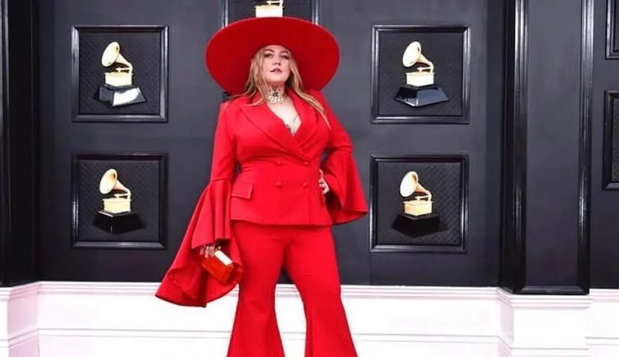 Elle King tampil mengenakan busana dan topi fedora berwarna merah di red carpet. (Instagram/elleking).